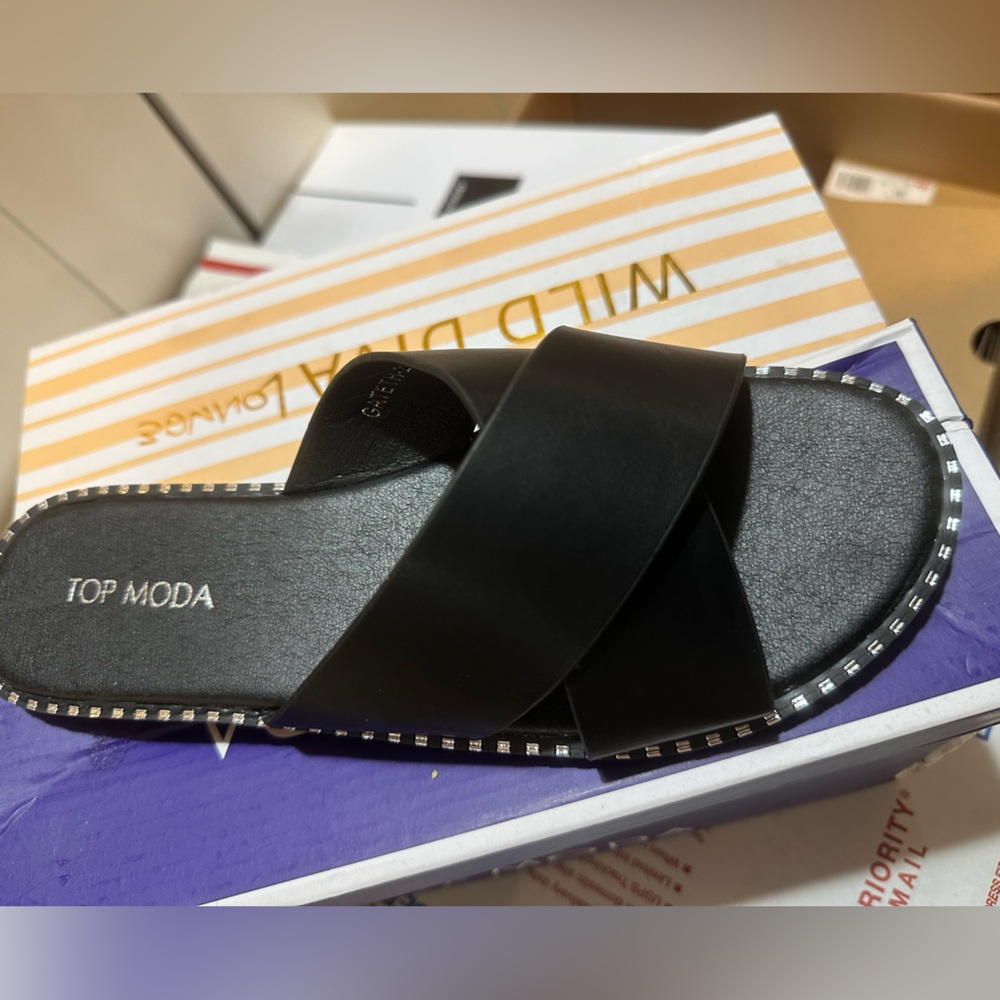 Black women’s slide with bling trim